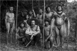 l'thnologue théo ( Jan Bijvoet) en compagnie d'une tribu Indienne d'Amazonie 