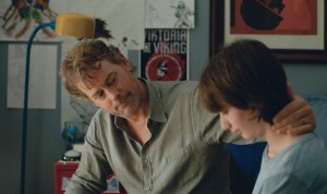 Brian ( Greg Kinnear ) s'explique face à son fils , Jake ( Theo Taplitz) 